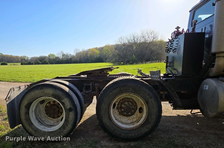 image for item DP6330 1994 International 8200 semi truck