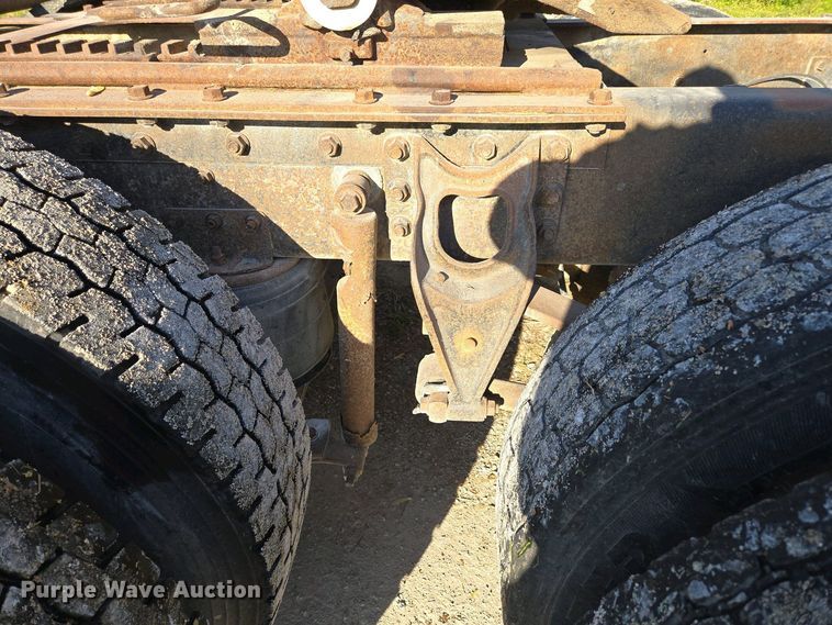 image for item DP6330 1994 International 8200 semi truck