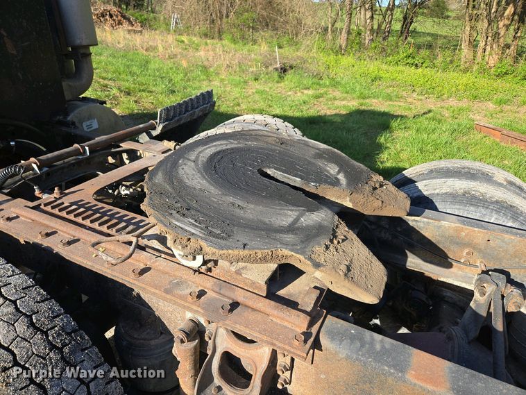 image for item DP6330 1994 International 8200 semi truck