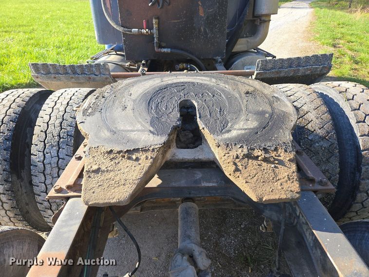 image for item DP6330 1994 International 8200 semi truck