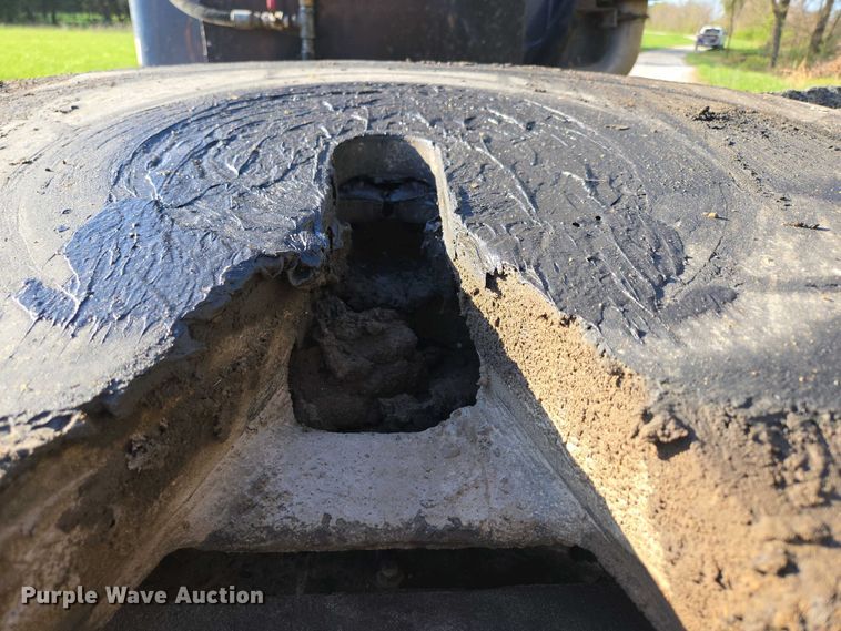 image for item DP6330 1994 International 8200 semi truck