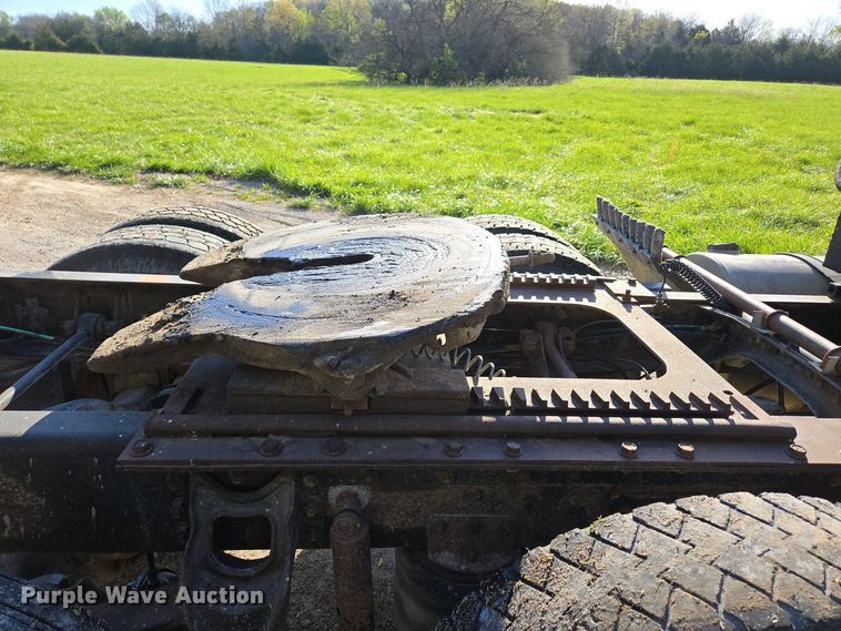 image for item DP6330 1994 International 8200 semi truck