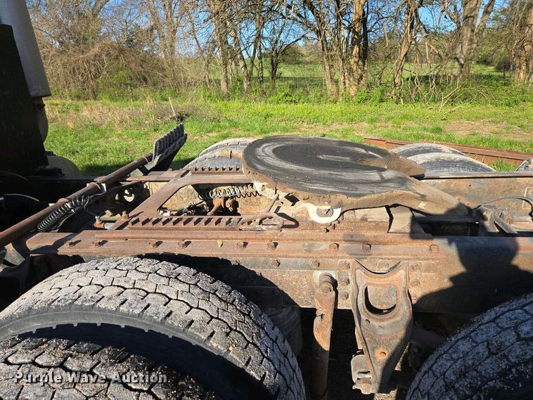 image for item DP6330 1994 International 8200 semi truck