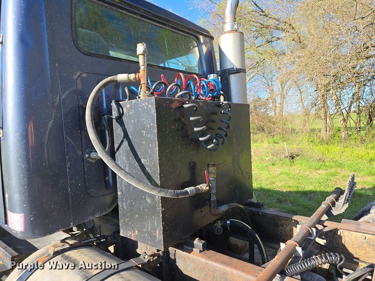 image for item DP6330 1994 International 8200 semi truck