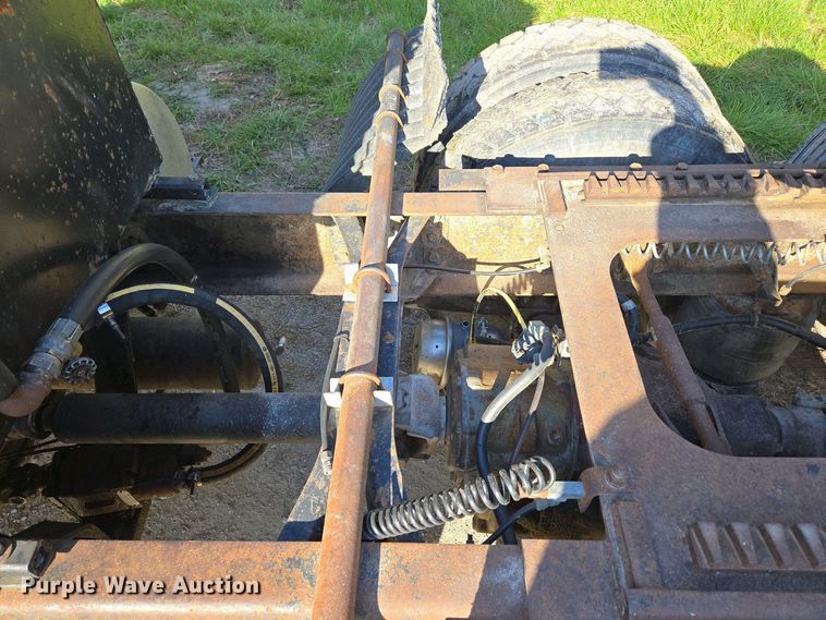 image for item DP6330 1994 International 8200 semi truck