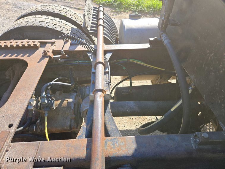 image for item DP6330 1994 International 8200 semi truck