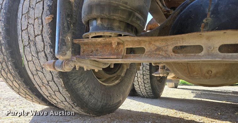 image for item DP6330 1994 International 8200 semi truck