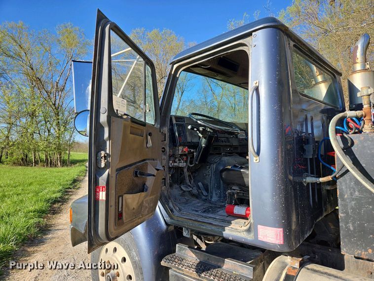 image for item DP6330 1994 International 8200 semi truck