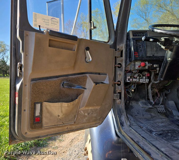 image for item DP6330 1994 International 8200 semi truck