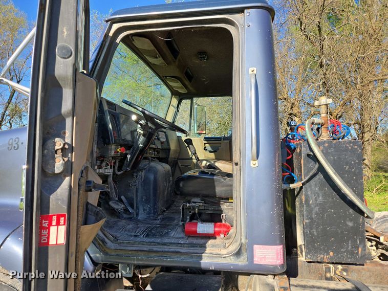 image for item DP6330 1994 International 8200 semi truck