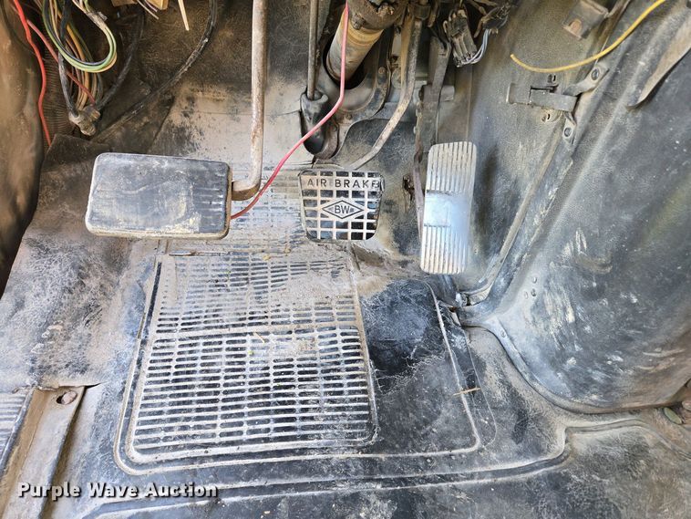 image for item DP6330 1994 International 8200 semi truck