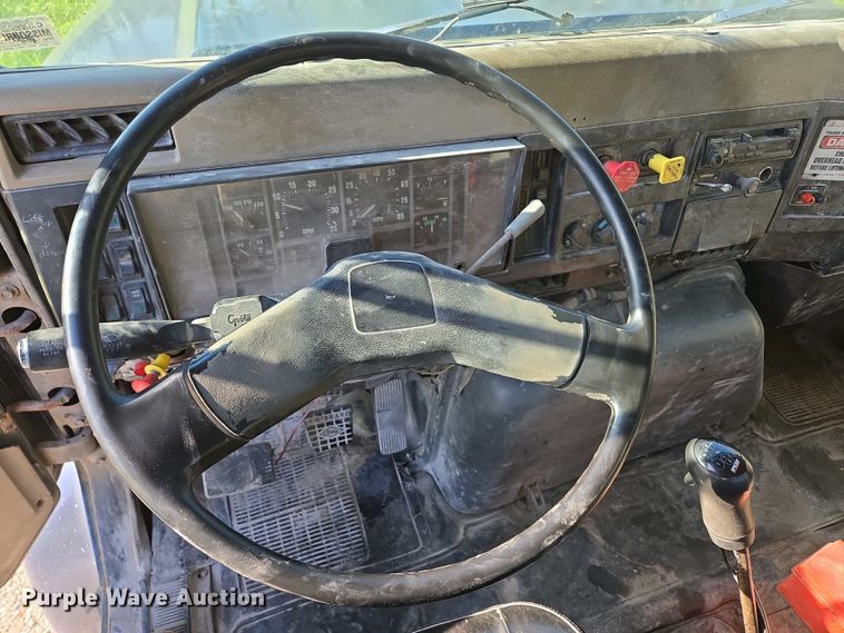 image for item DP6330 1994 International 8200 semi truck