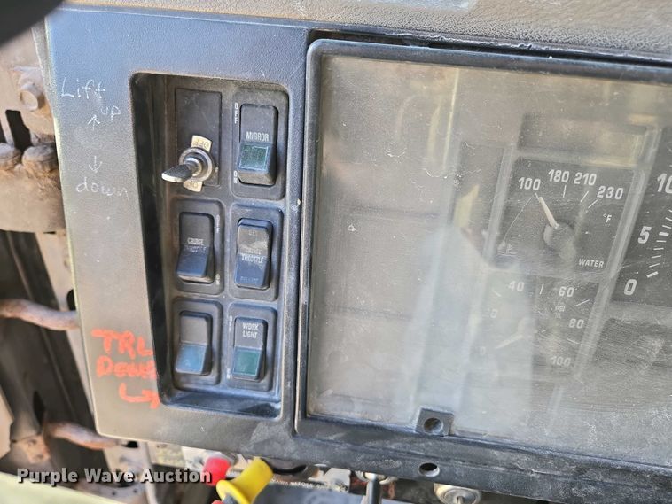 image for item DP6330 1994 International 8200 semi truck