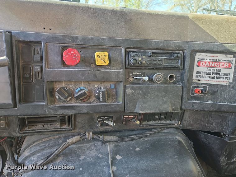 image for item DP6330 1994 International 8200 semi truck