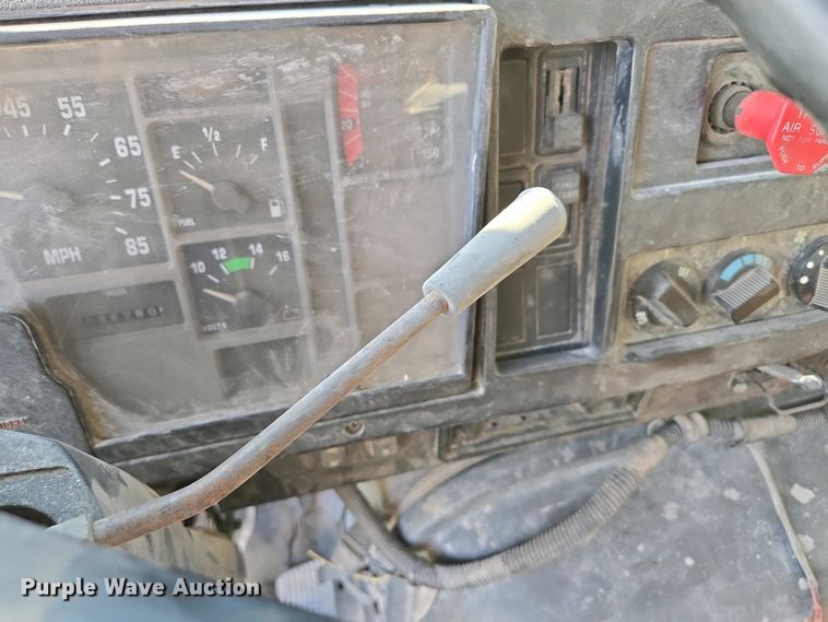 image for item DP6330 1994 International 8200 semi truck