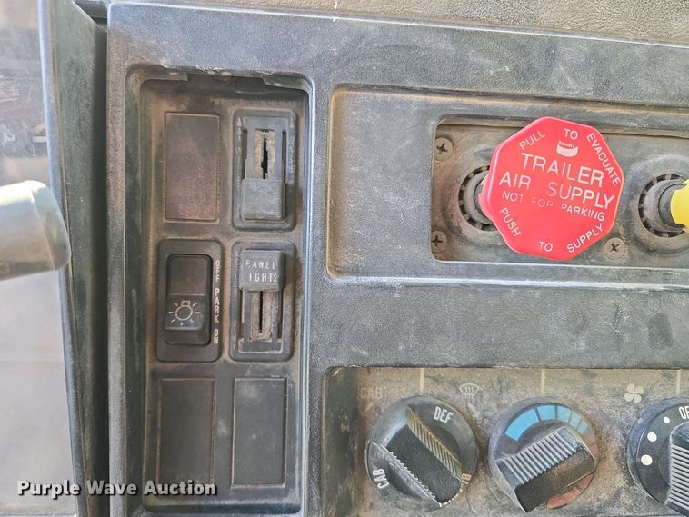 image for item DP6330 1994 International 8200 semi truck