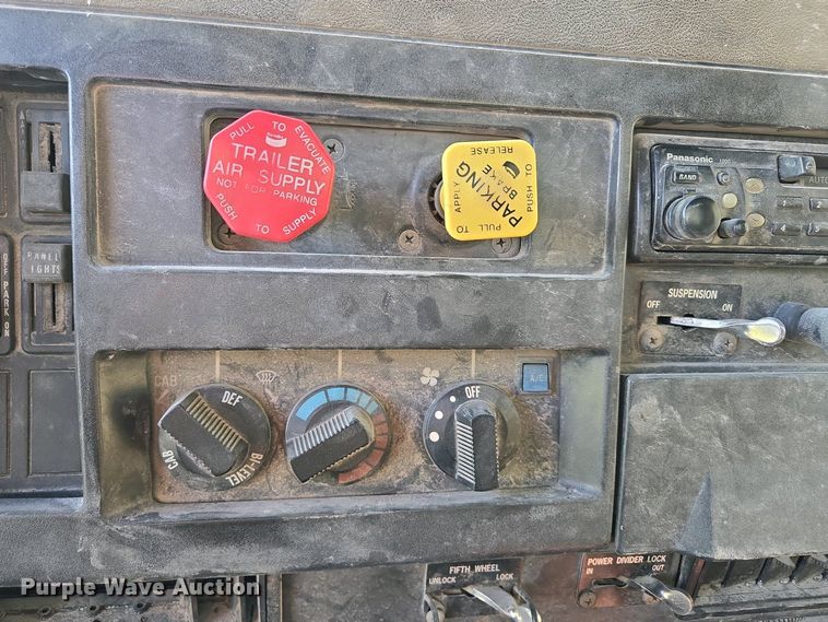 image for item DP6330 1994 International 8200 semi truck