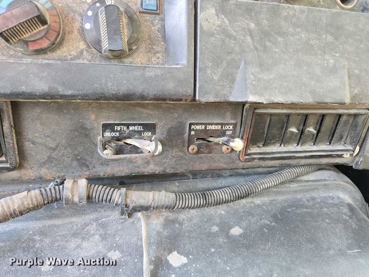 image for item DP6330 1994 International 8200 semi truck