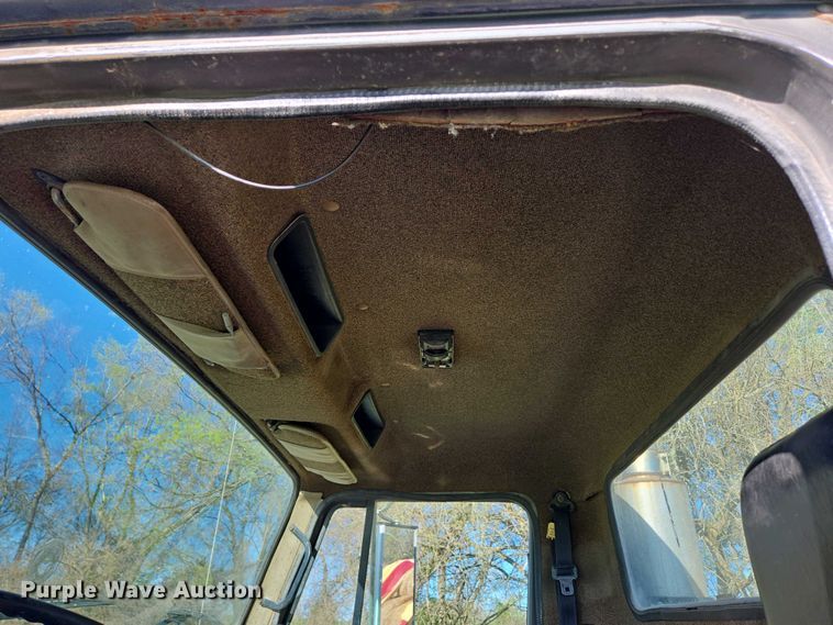 image for item DP6330 1994 International 8200 semi truck