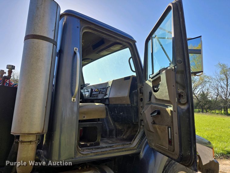 image for item DP6330 1994 International 8200 semi truck