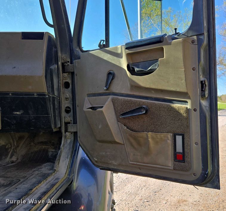 image for item DP6330 1994 International 8200 semi truck