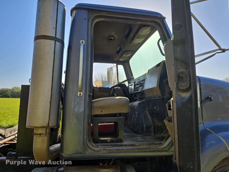 image for item DP6330 1994 International 8200 semi truck