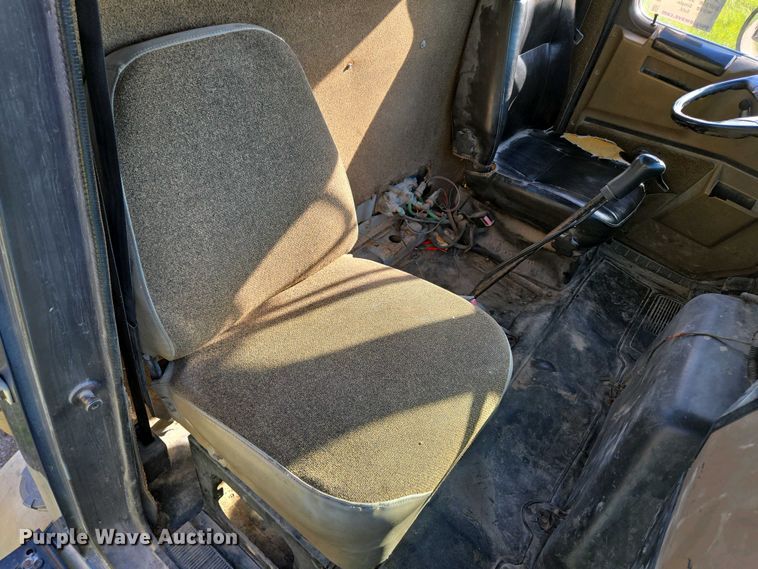 image for item DP6330 1994 International 8200 semi truck