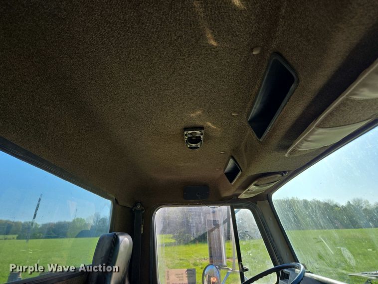 image for item DP6330 1994 International 8200 semi truck