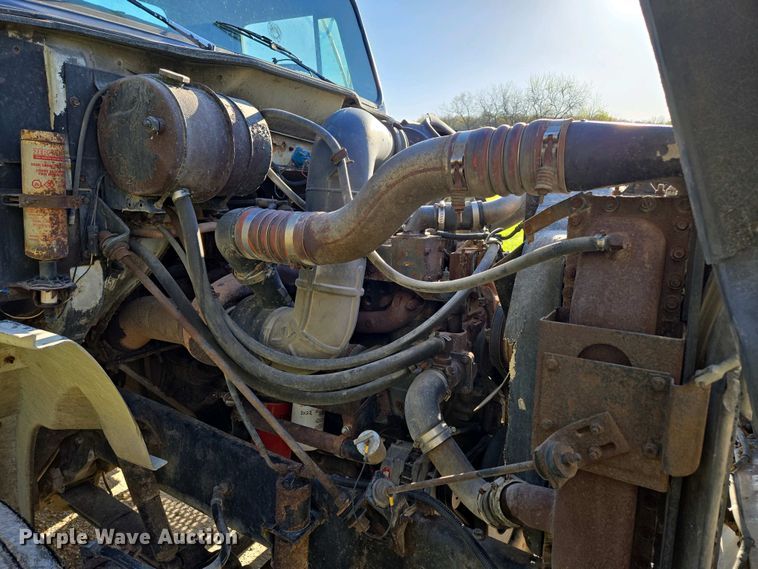 image for item DP6330 1994 International 8200 semi truck