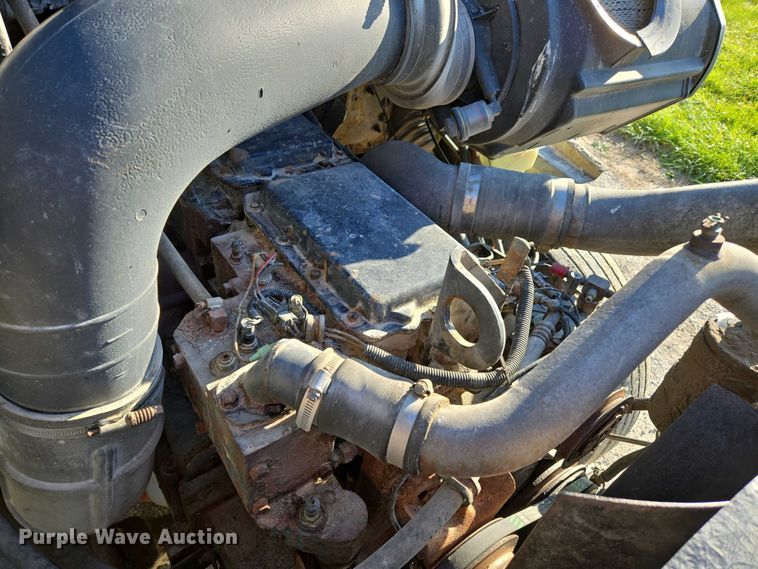 image for item DP6330 1994 International 8200 semi truck