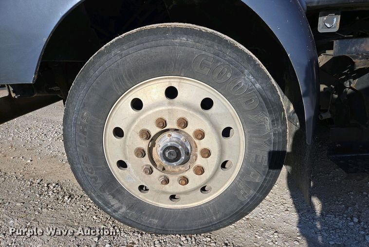 image for item DP6330 1994 International 8200 semi truck