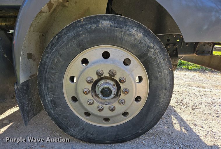 image for item DP6330 1994 International 8200 semi truck