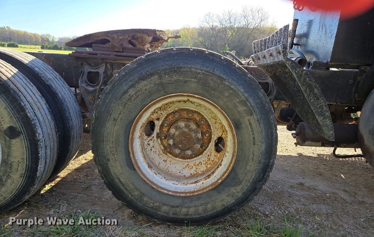 image for item DP6330 1994 International 8200 semi truck