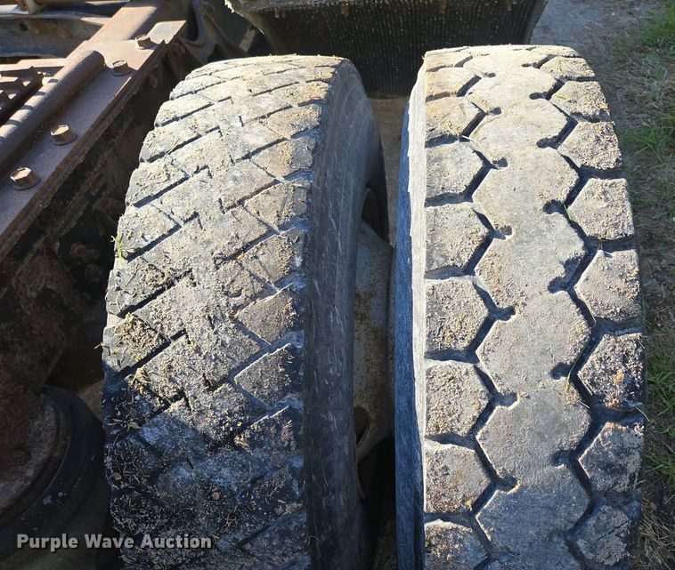 image for item DP6330 1994 International 8200 semi truck