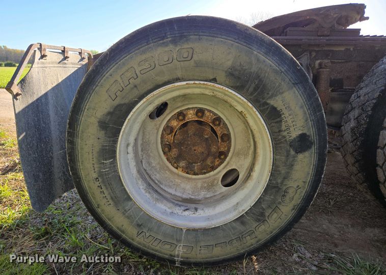 image for item DP6330 1994 International 8200 semi truck