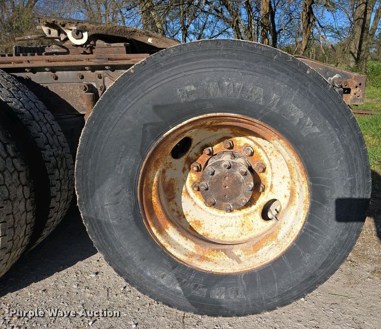 image for item DP6330 1994 International 8200 semi truck