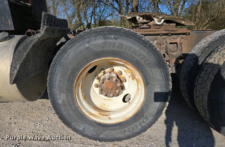 image for item DP6330 1994 International 8200 semi truck