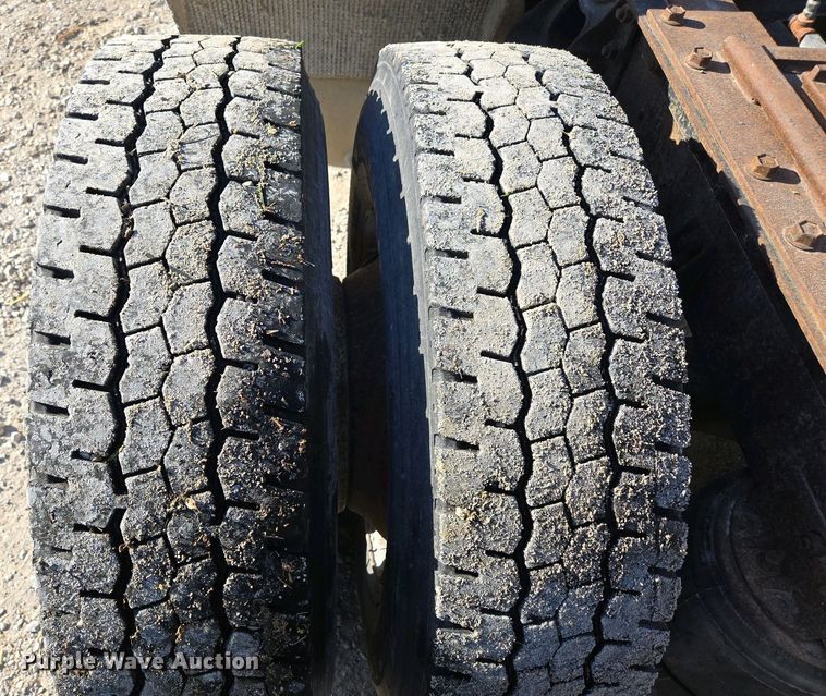 image for item DP6330 1994 International 8200 semi truck