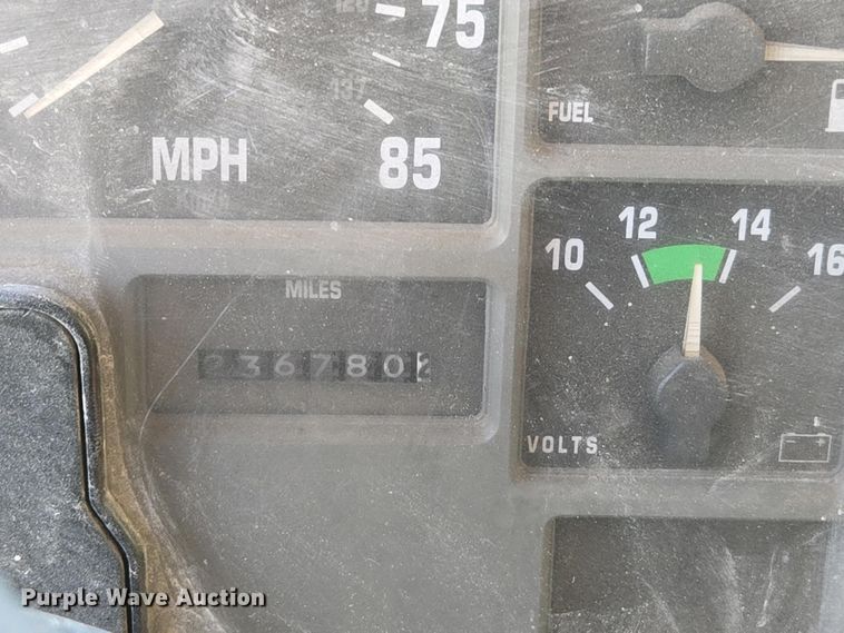 image for item DP6330 1994 International 8200 semi truck