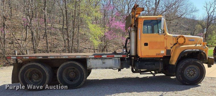 image for item DS5377 1991 Ford L9000 flatbed truck