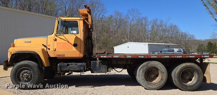 image for item DS5377 1991 Ford L9000 flatbed truck
