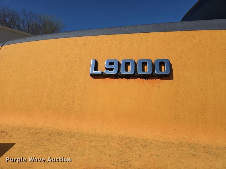 image for item DS5377 1991 Ford L9000 flatbed truck