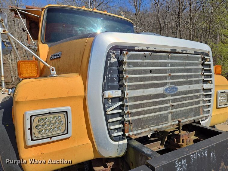 image for item DS5377 1991 Ford L9000 flatbed truck