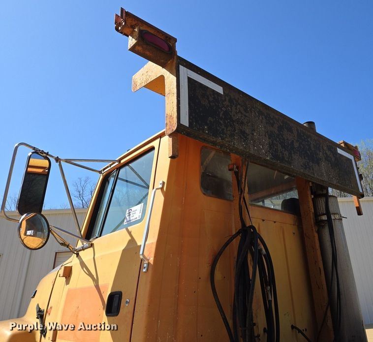 image for item DS5377 1991 Ford L9000 flatbed truck