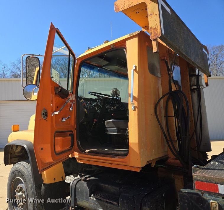 image for item DS5377 1991 Ford L9000 flatbed truck