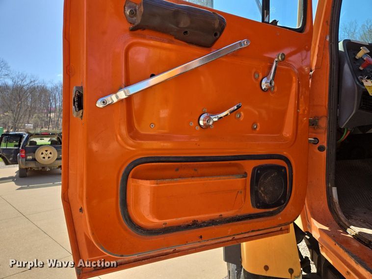 image for item DS5377 1991 Ford L9000 flatbed truck