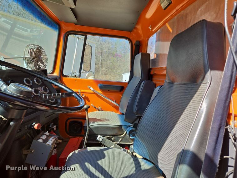 image for item DS5377 1991 Ford L9000 flatbed truck