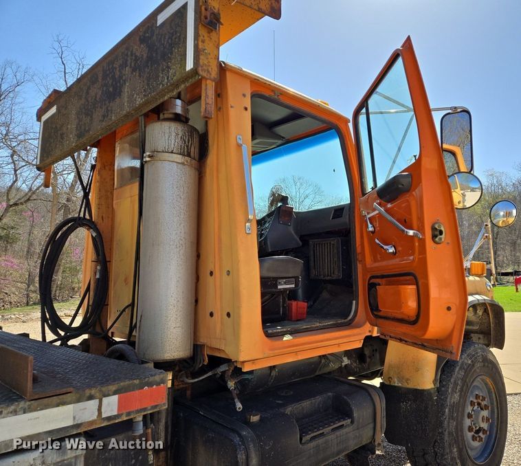 image for item DS5377 1991 Ford L9000 flatbed truck