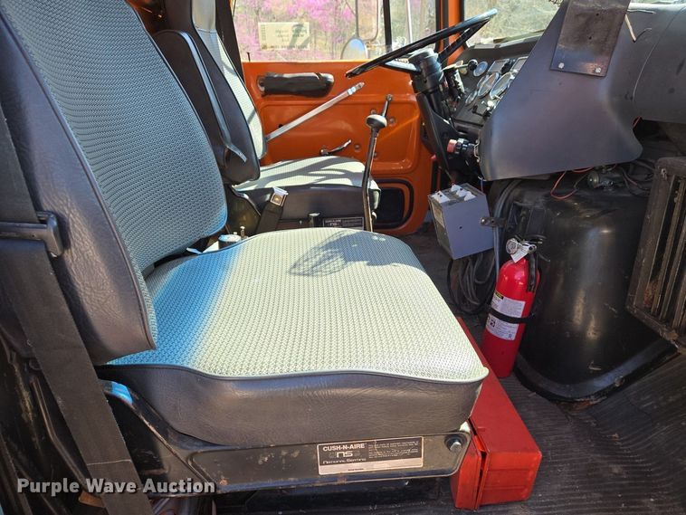 image for item DS5377 1991 Ford L9000 flatbed truck