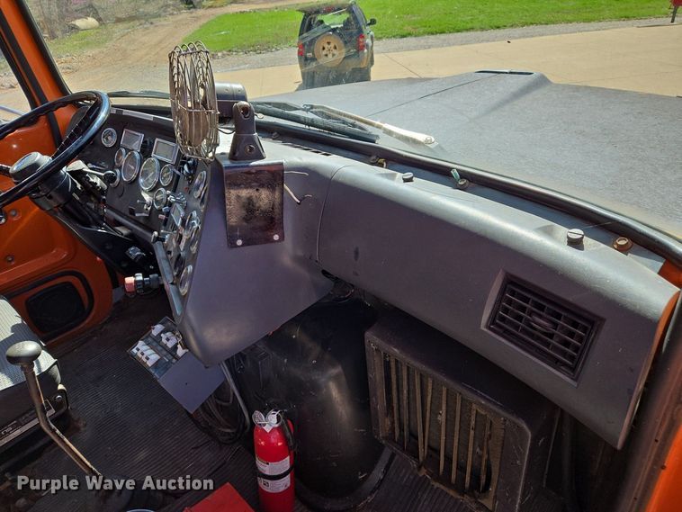 image for item DS5377 1991 Ford L9000 flatbed truck